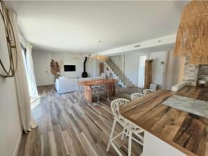 Μια τηλεόραση ή/και κέντρο ψυχαγωγίας στο Maison moderne Côte Bleue, Proche mer