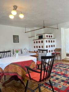 a dining room with a table and four chairs at Ferienwohnung Aumühle in Freilassing