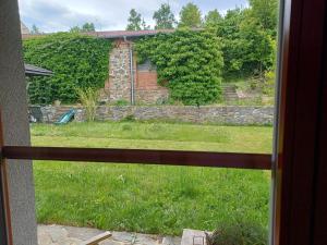 a view of a yard from a window at Apartmán Polanka in Třebíč