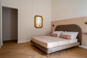 Postel nebo postele na pokoji v ubytování Residenza boutique Portici 29 II