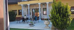 dom z patio ze stołem i krzesłami w obiekcie Letnia willa Jacuzzi & Sauna w mieście Darłowo