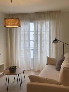 Katil atau katil-katil dalam bilik di Apartamento R14 en Miño con 2 dormitorios, salón-cocina, 1 baño y zona de lavandería, situado cerca de las playas