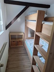Palanda nebo palandy na pokoji v ubytování Chata Boží Dar 63