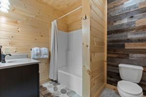 Baðherbergi á Sasquatch Splash Premier Private Pool Cabin with Hot Tub, Mtn Views, Arcade Games, Excellent Location