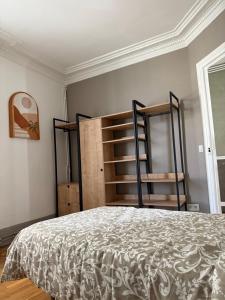 ein Schlafzimmer mit zwei Etagenbetten in einem Zimmer in der Unterkunft Séjour à Paris in Aubervilliers