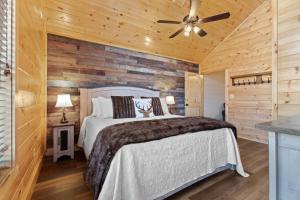 Rúm í herbergi á Sasquatch Splash Premier Private Pool Cabin with Hot Tub, Mtn Views, Arcade Games, Excellent Location