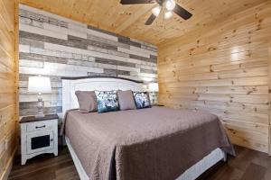 Rúm í herbergi á Sasquatch Splash Premier Private Pool Cabin with Hot Tub, Mtn Views, Arcade Games, Excellent Location