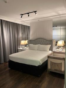 una camera da letto con un letto grande con due tavoli e due lampade di Flat Higienópolis Com Varanda a San Paolo