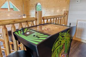 Mynd úr myndasafni af Sasquatch Splash Premier Private Pool Cabin with Hot Tub, Mtn Views, Arcade Games, Excellent Location í Pigeon Forge