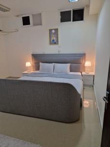 Basement Apartments房間的床