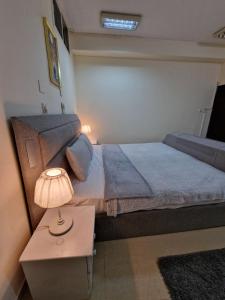 Basement Apartments房間的床