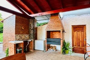 an outdoor kitchen with a stove and a brick building at Casa quinta alegria in San Lorenzo de la Frontera +1 photo