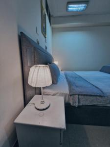 Basement Apartments房間的床