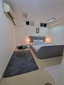 Basement Apartments房間的床