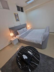 Basement Apartments房間的床