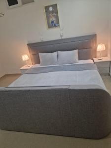 Basement Apartments房間的床