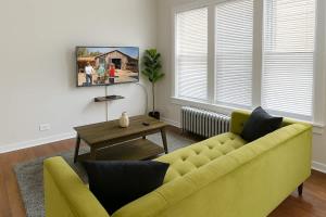 TV a/nebo společenská místnost v ubytování Sunlit Studio with City Charm - Lunt studio rep