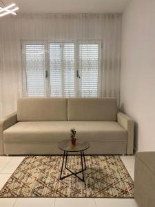 a living room with a couch and a table at Villa Oliver in Hamallë
