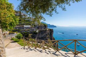 vistas a la costa de Amalfi desde un acantilado en Blue residence, en Amalfi