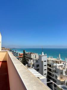 uitzicht op de oceaan vanaf het balkon van een gebouw bij Apartamento NEPTUNO PLAYA in Peñíscola +29 foto's
