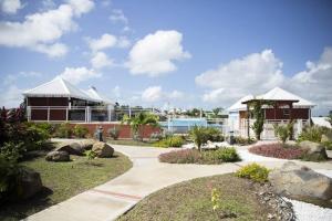 Zahrada ubytování Chute du carbet Gîte Bain privée et piscine commune