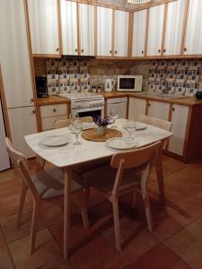 Kuchyňa alebo kuchynka v ubytovaní Lithos stone house (Ionio holidays)