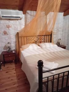 Posteľ alebo postele v izbe v ubytovaní Lithos stone house (Ionio holidays)