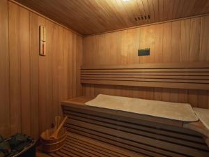 una sauna con una cama en una sala de madera en Retreat Villa iki, en Kō