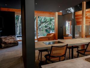 Una cocina con una mesa y sillas y un fregadero. en Retreat Villa iki, en Kō