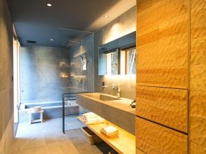 un baño con lavabo y ducha en Retreat Villa iki, en Kō 71 fotos más