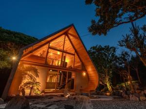 Casa pequeña con ventana grande de cristal en Retreat Villa iki, en Kō