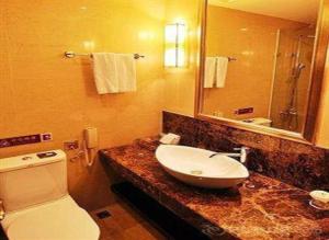 Phòng tắm tại Hotel Gross Avlon Near Delhi Airport