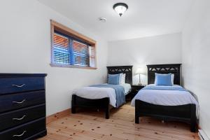 Una cama o camas en una habitación de Fiddler Lake Resort - Deer 73 26 fotos más