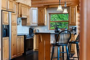 Kuchyň nebo kuchyňský kout v ubytování Fiddler Lake Resort Chalet 73 Deer with pool