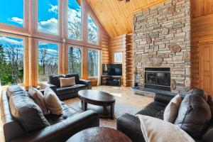 Posezení v ubytování Fiddler Lake Resort Chalet 73 Deer with pool