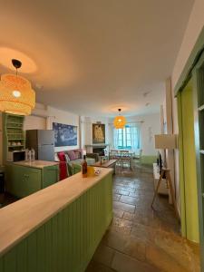 Dapur atau dapur kecil di Artemis Sea View Villa +15 gambar