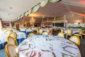 ห้องอาหารหรือที่รับประทานอาหารของ Dudsbury Golf Club - Hotel And Spa
