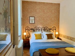 une chambre avec un grand lit et une table dans l'établissement Cadenabbia Lake Front View Suite, à Griante Cadenabbia