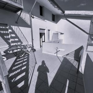 カポテッラにあるAppartamento luminoso e spazioso al primo pianoの建物の前に立つ者の影