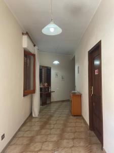 カポテッラにあるAppartamento luminoso e spazioso al primo pianoのドアのある廊下がある空の部屋