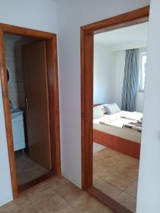 Postel nebo postele na pokoji v ubytování Apartman Boračko jezero LOTUS