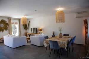 Posezení v ubytování Maison avec piscine à Maussane les Alpilles