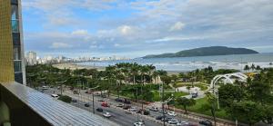 een uitzicht op een stad met een straat en een strand bij Vista incrível para o mar! in Santos