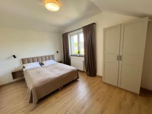 Ένα ή περισσότερα κρεβάτια σε δωμάτιο στο Wiatr & Woda Dębki