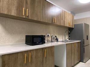 迪拜Garden Residence的厨房的台面上有一个微波炉