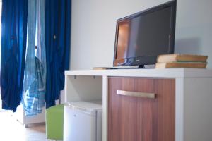 einen Flachbild-TV auf einem Schreibtisch in der Unterkunft Apartments Gold in Budva