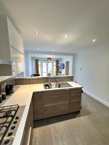 Kuchyň nebo kuchyňský kout v ubytování Spacious 7 Bed Home Contractor Corporate Long Stays