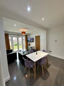 TV a/nebo společenská místnost v ubytování Spacious 7 Bed Home Contractor Corporate Long Stays