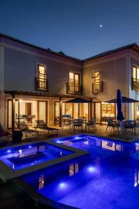 a house with a swimming pool at night at casa de guarajuba in Camacari