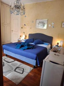 sypialnia z niebieskim łóżkiem i żyrandolem w obiekcie Sky Room w San Remo